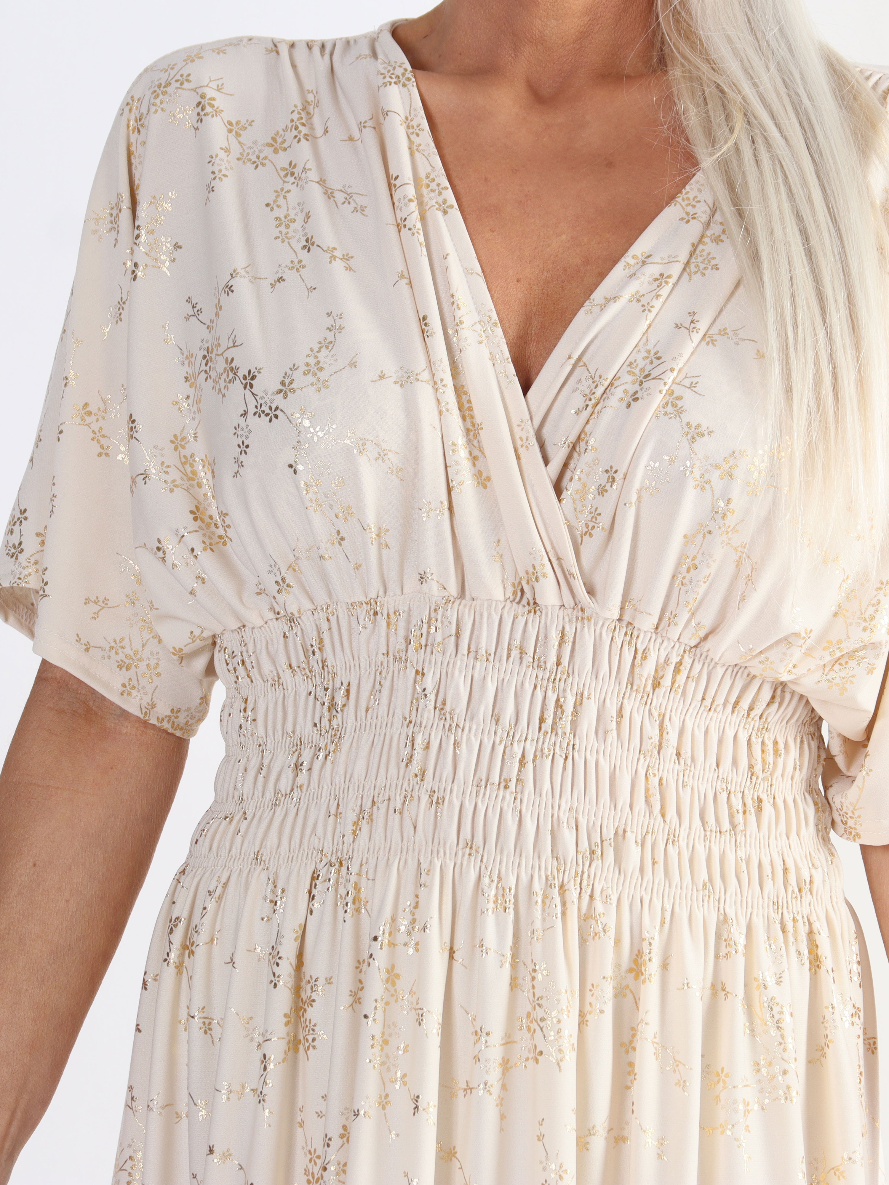 Pams Gold - Ensfarvet plus size kjole med gulddetaljer